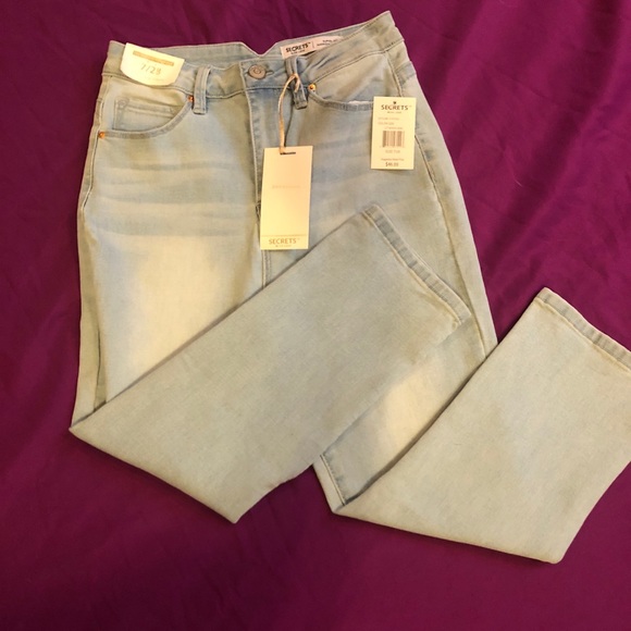 New Pair of Secrets Jeans - Light Wash High Crop - Picture 4 of 6